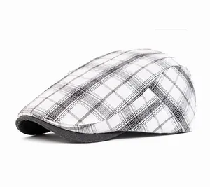Détail du motif à carreaux noir et blanc et de la texture sur la casquette plate