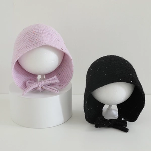 Bonnet en tricot avec cache-oreilles pour filles avec mouchetures colorées et nœud d'hiver