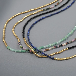 Collier style bohème avec pierres naturelles colorées et perles dorées