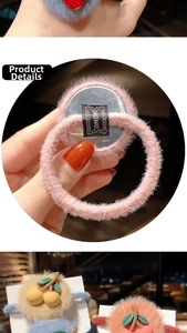 Dettaglio di elastici in peluche con ciliegie carine e etichette tessute a mano