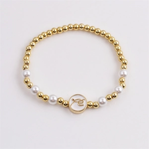 Goldenes Perlenarmband mit Perlen und kreisförmigem Fé-Glaubensanhänger auf Weiß
