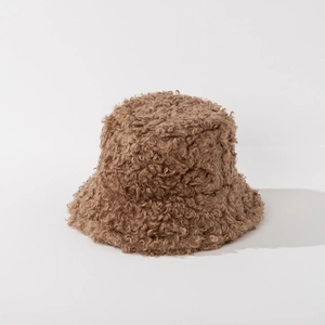 Dettaglio del cappello pescatore marrone in lana d'agnello con calda trama di peluche