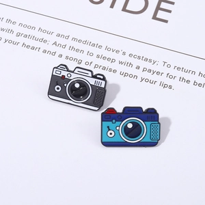 Spille in smalto a forma di fotocamera retrò nero e blu con dettagli di otturatore e lente