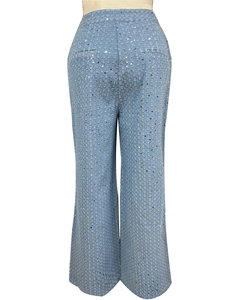 Gros plan du pantalon taille haute à jambes larges bleu clair avec sequins argentés