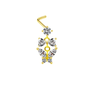 Détail d'un piercing de nez en L doré avec incrustation de papillon en cristal