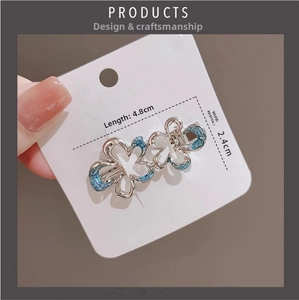 Detailed close-up showing dimensions 4.8cm x 2.4cm of blue flower alloy hair clip