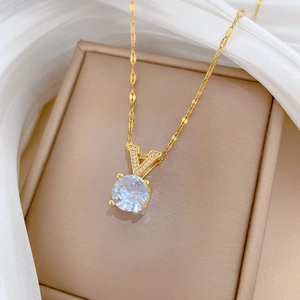 Collier élégant en titane doré en forme de V avec cristaux et une pierre ronde en zircon