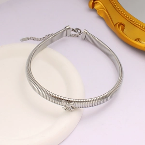 Ras de cou serpent argenté avec pendentif papillon et fermoir ajustable sur un plateau