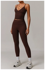 Détail de l'ensemble yoga recyclé avec pantalon taille haute et haut en V marron foncé