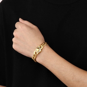 Détail du bracelet gourmette en or 11mm avec boucle sertie de diamants sur le poignet