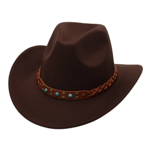 Détail d'un chapeau de cowboy avec bande en cuir, perles turquoise et rivets en métal