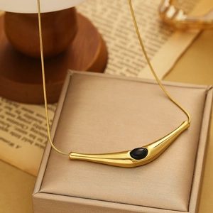 Collier en acier inoxydable plaqué or 18k avec pendentif incurvé et une pierre noire ovale