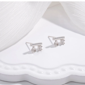 Dettaglio ravvicinato di orecchini a lobo in argento 925 con pietre di zirconia cubica