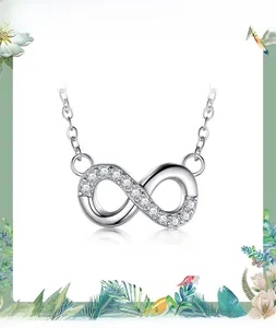 Détail du pendentif infini en argent avec micro-pavage de zircons cubiques brillants