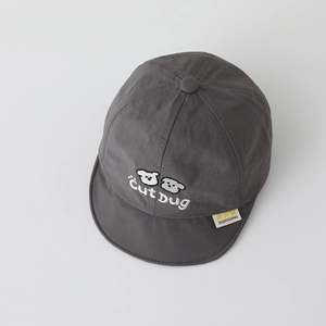 Dettaglio cappello sole grigio per neonati con ricamo cucciolo e visiera morbida