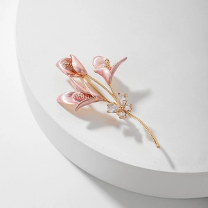 Elegante spilla a fiore rosa con gambo dorato e pietre di zircone scintillanti