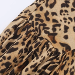 Primo piano del tessuto in chiffon leopardato con trama delicata e dettagli plissettati