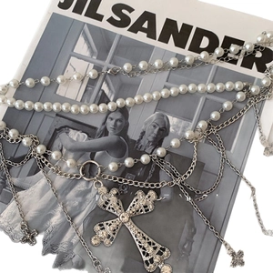 Collier multicouche avec pendentif croix, perles blanches et détails en strass