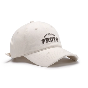 Cappellino da baseball panna con ricamo marrone e dettagli strappati stile vintage