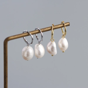 Orecchini a cerchio in argento S925 con pendenti in perle d'acqua dolce barocche