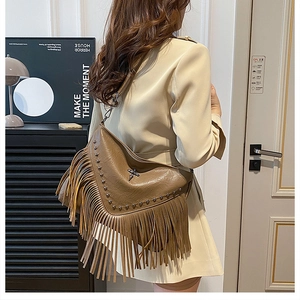 Sac à bandoulière marron à franges avec rivets métalliques et pendentif en croix