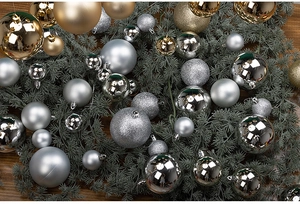 Gros plan de boules de Noël dorées et argentées avec finitions mates et brillantes sur sapin