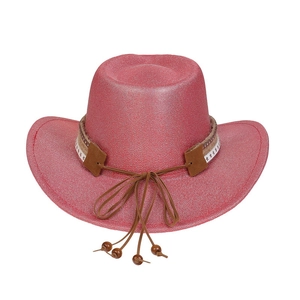 Détail d'un chapeau de cow-boy rouge avec bandeau étoilé et cordon en perles de bois