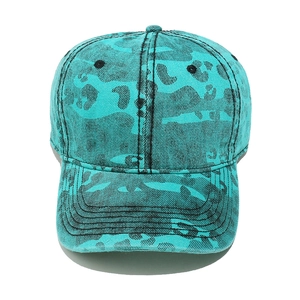 Détail du motif camouflage turquoise et texture en coton délavé robuste sur la casquette