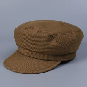 Texture détaillée d'une casquette gavroche marron classique avec coutures en sergé dense