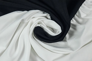 Détail du tissu en maille contrasté noir et blanc de haute qualité avec texture et drapé