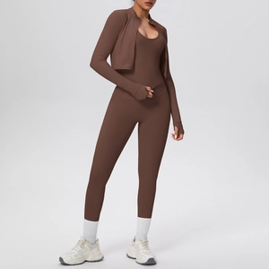Vista dettagliata del set yoga marrone scuro 3 pezzi con giacca, canotta e leggings