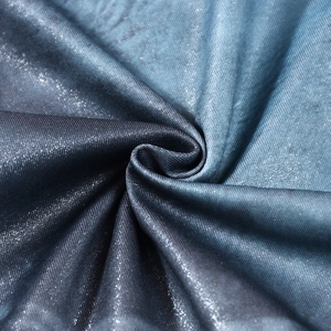 Nahaufnahme von Stoff mit Farbverlauf von Blau zu Dunkelgrau, Metallic-Glanz und weichem Fall