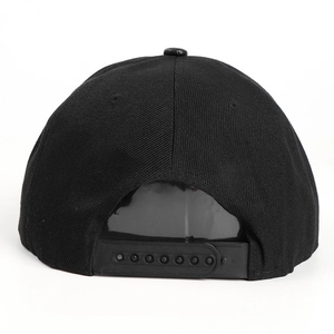 Détail de l'arrière d'une casquette snapback noire montrant la fermeture réglable en plastique