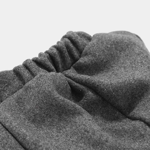 Détail de la texture en mélange de laine gris foncé et de la ceinture élastique