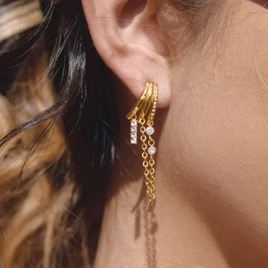 Boucles d'oreilles élégantes en acier plaqué or 18k avec franges en zircone à trois rangs