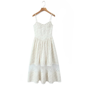 Détail d'une robe fleurie avec bordure en dentelle et taille haute plissée élégante