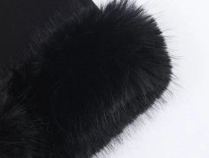 Detailaufnahme des schwarzen Plüschbesatzes an sexy figurbetonten Shorts für Damen
