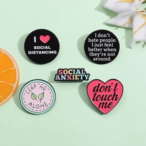 Set di 5 spille creative in smalto con lettere e cuori in vari colori vivaci
