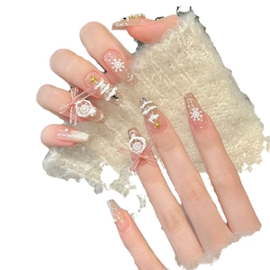 Faux ongles de Noël avec flocons 3D, nœuds roses et perles, forme cercueil allongée