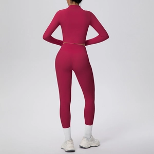 Vue arrière du legging de yoga taille haute et veste de sport à passe-pouce rose foncé