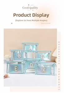 Dettaglio dei beauty case laser iridescenti a doppio strato con toppe di lettere glitter