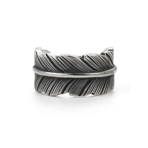 Vintage silver angel wing feather ring with oxidized detail and retro minimalist styling