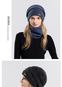 Détail d'un ensemble bonnet en maille et tour de cou avec écusson en cuir