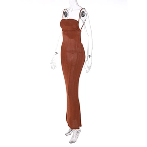 Détail d'une robe longue moulante marron transparente avec bretelles et texture côtelée