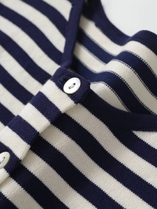Détail du cardigan rayé bleu marine et blanc avec boutons perles et col côtelé