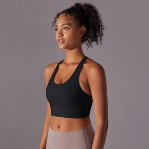 Détail d'un soutien-gorge de sport noir à fort impact avec dos nageur et tissu élastique