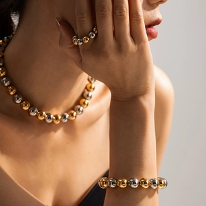 Dettaglio di un set di gioielli con perle oro e argento inclusi collana e bracciale