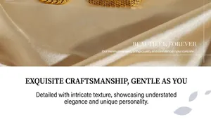 Détail du bracelet gourmette plaqué or et de la maille fine sur un tissu en soie champagne