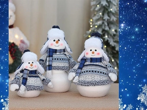 Dettaglio di pupazzi di neve in peluche blu e bianchi con motivi invernali a fiocco di neve