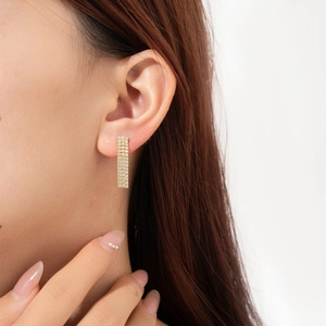 Boucles d'oreilles minimalistes en argent S925 avec triple chaîne et diamants dorés